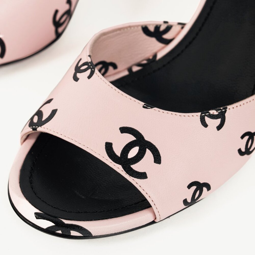 Chanel 22S Light Pink CC-Print Leather Sandals - Picture 7 of 11